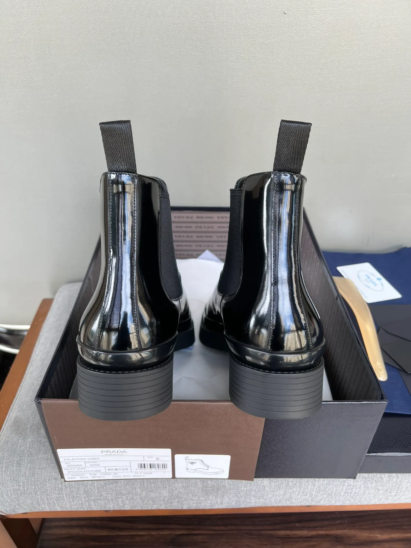 Batch of 1000💰Exclusive hot-selling new Prada Chelsea thick-soled men's shoes, naked boots, imported calf leather on the surface, cow leather on the lining, the outsole is made of private model TPU material, the frosted effect is consistent with the original version, 39-44 in stock (38, 45 custom-made, non-refundable)